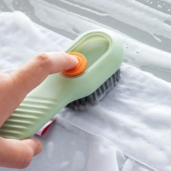 Krtača ima odprtino, kamor nalijete detergent za čiščenje!